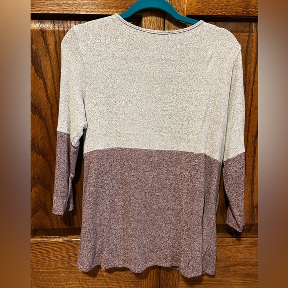 โ๏ธ4 for $10โ๏ธ Pink Clover Heathered Gray and Mauve Twist Knot Top - Picture 2 of 2